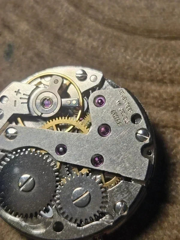 NOS S.G.T. 200 E4 Manual Movement – Swiss Made – 17 Jewels – Date – Small Seconds – 23.5 mm