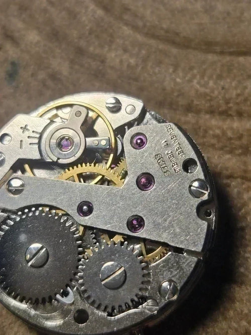 NOS S.G.T. 200 E4 Manual Movement – Swiss Made – 17 Jewels – Date – Small Seconds – 23.5 mm